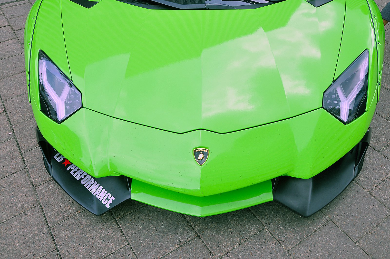 Liberty Walk Lamborghini Aventador был замечен в центре Эдмонтона